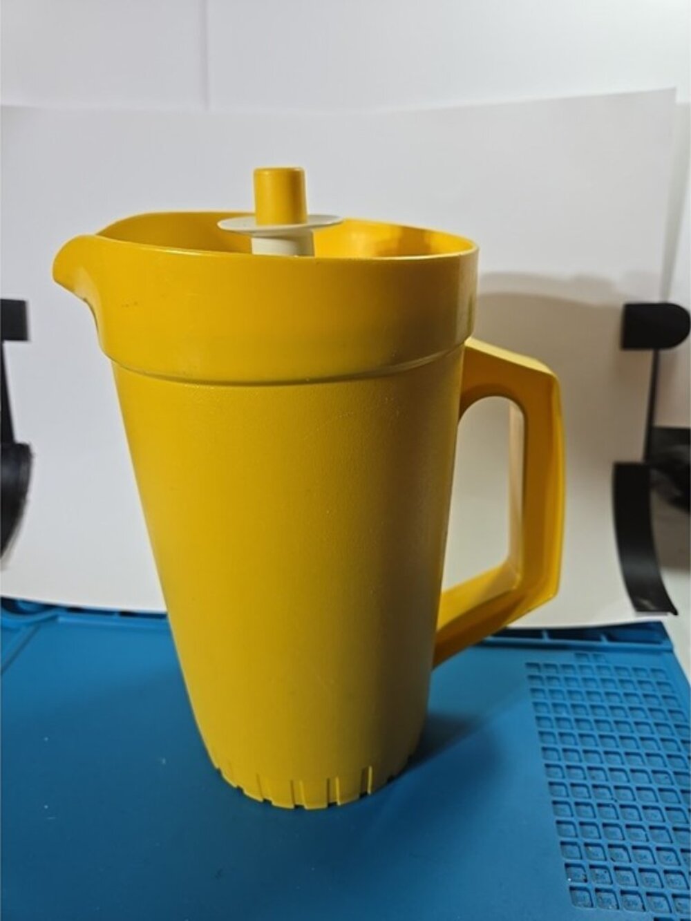 Vintage Tupperware 874-12 Pitcher 1 Qt Yellow Push Button Top